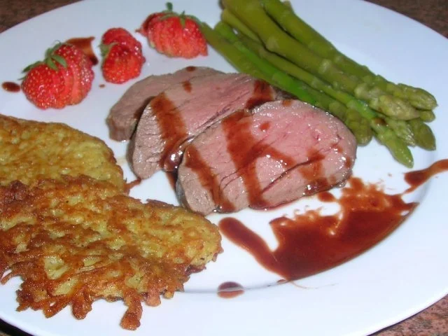 Rinderfilet mit Schoko-Balsamico-Sauce an frischen Rösti und grünem Spargel - Rezept - Bild Nr. 6