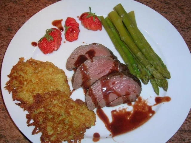 Rinderfilet mit Schoko-Balsamico-Sauce an frischen Rösti und grünem Spargel - Rezept - Bild Nr. 7