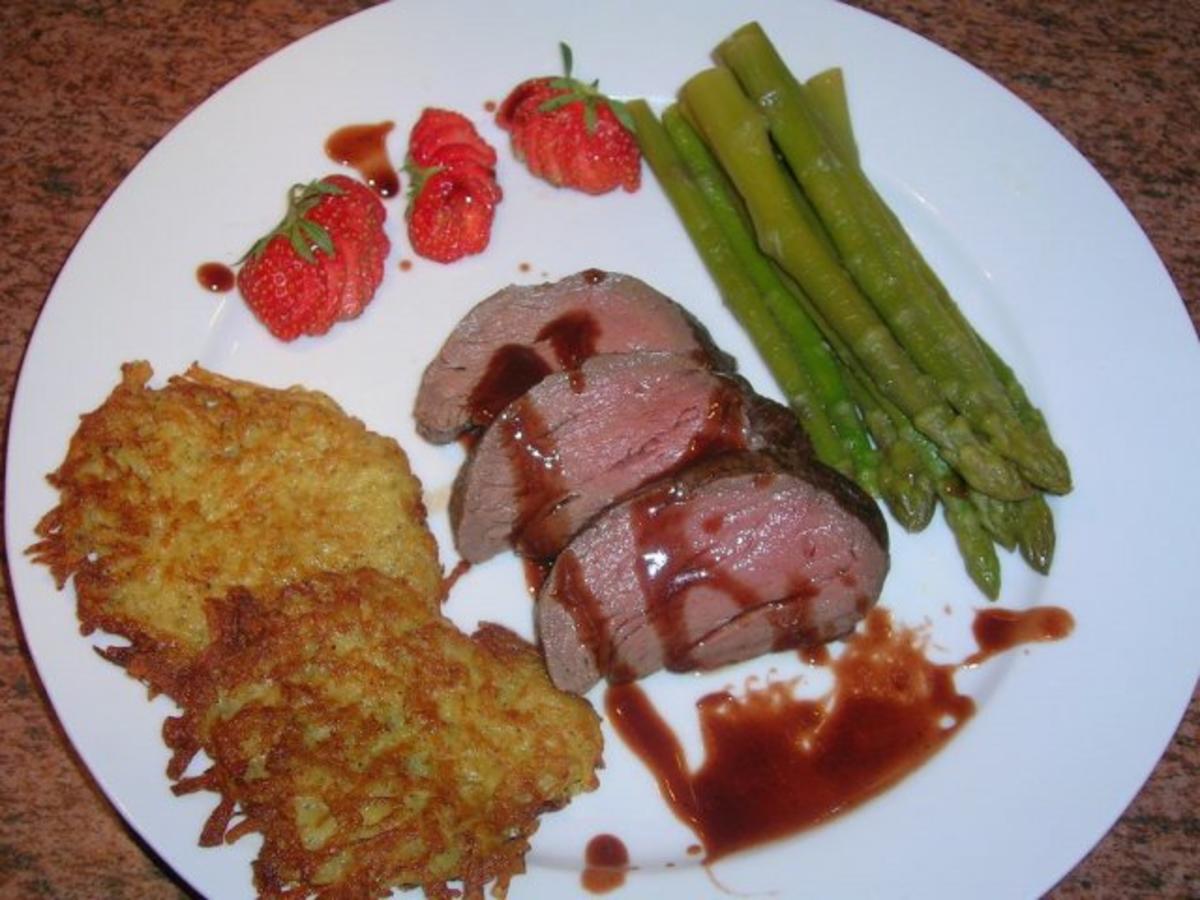 Rinderfilet mit Schoko-Balsamico-Sauce an frischen Rösti und grünem ...