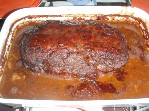 Rezept: Hackbraten aus dem Ofen mit Teigwaren und Salat Hackbraten aus dem Ofen mit Teigwaren und Salat - Rezept