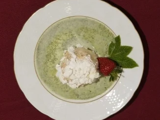 Rezept: Amarettoeis an Limetten-Pfefferminz-Spiegel (Michael Prinz von Anhalt) Amarettoeis an Limetten-Pfefferminz-Spiegel (Michael Prinz von Anhalt) - Rezept