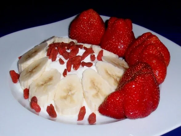 Kokosquark mit Bananen, Erdbeeren und Goji-Beeren - Rezept