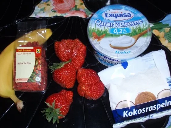 Kokosquark mit Bananen, Erdbeeren und Goji-Beeren - Rezept - Bild Nr. 2