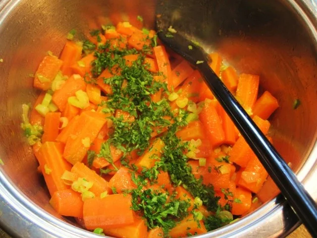Möhrchen mit Frühlingszwiebeln - Rezept - Bild Nr. 4
