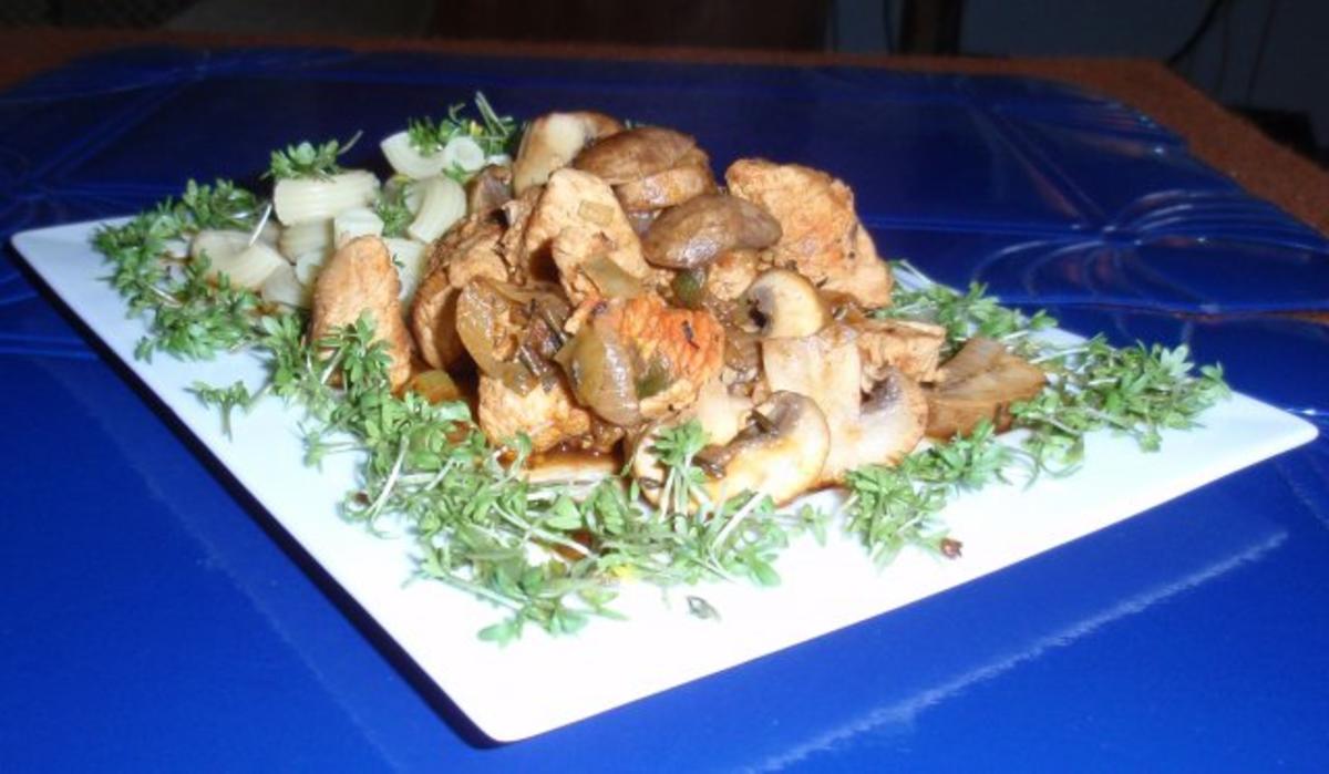 Bilder für Puten-Champignons-Pfanne mit Kressenudeln - Rezept