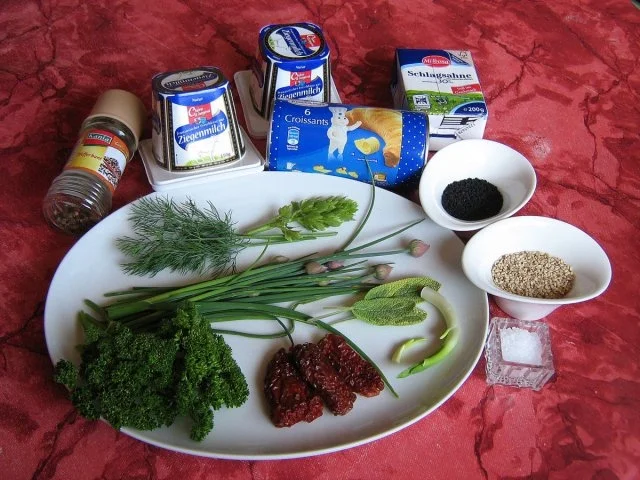 Rezept: Ziegenfrischkäse mit Kräutern im Croissantmantel... Bild Nr. 2 Ziegenfrischkäse mit Kräutern im Croissantmantel... - Rezept - Bild Nr. 2