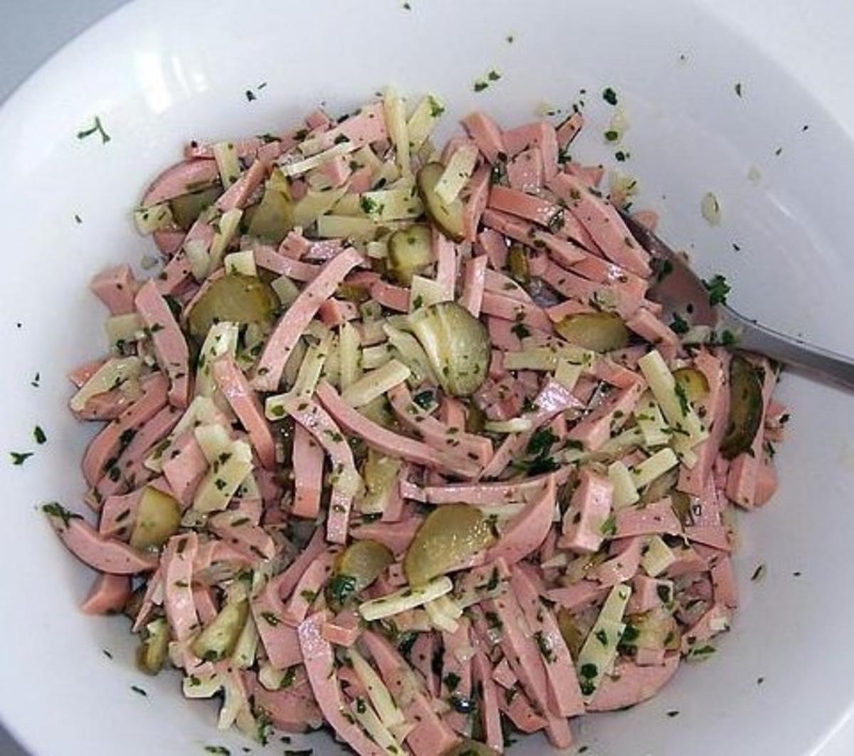 Салат с копчёной колбасой и солеными огурцами