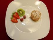 Marillenknödel in Butterbröseln mit Erdbeer-Kiwi-Deko (Felix Baumgartner) - Rezept