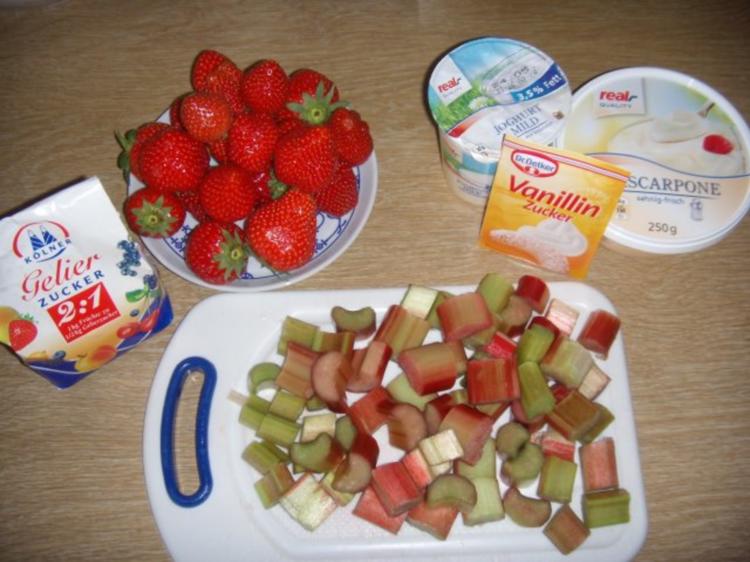 Erdbeer Rhabarber Schaum an Mascarpone Creme - einfach - 99 kcal/100g