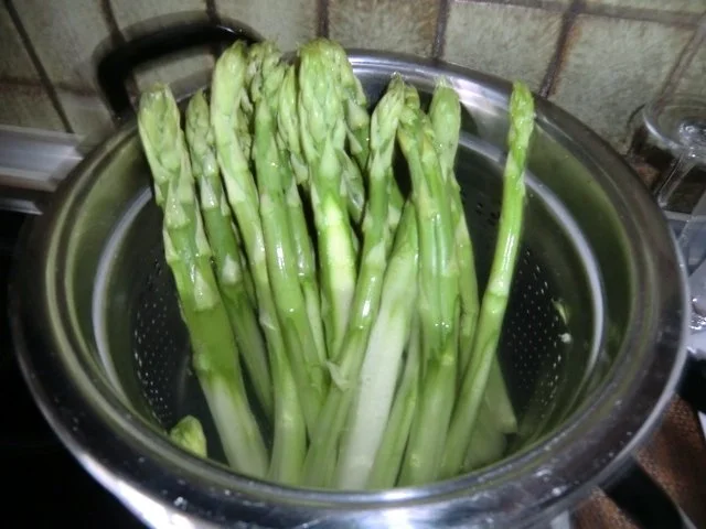 Hähnchen mit grünem Spargel und Sauce Hollandaise - Rezept - Bild Nr. 3