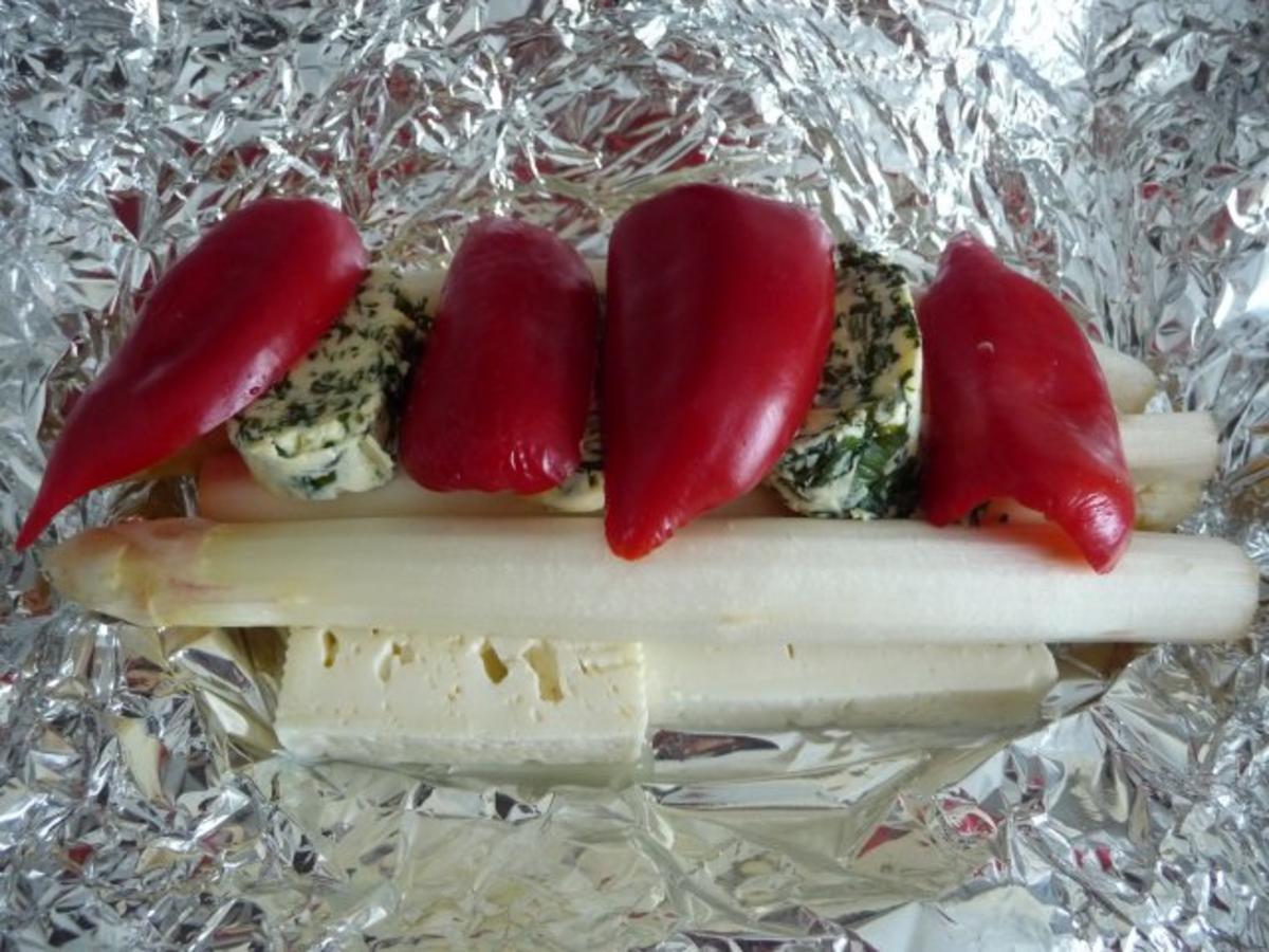 Grillen : Spargel auf Fetakäse mit Basilikumbutter und Paprika - Rezept ...