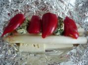 Grillen : Spargel auf Fetakäse mit Basilikumbutter und Paprika - Rezept