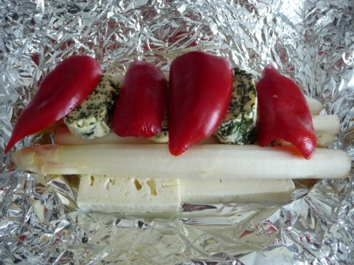 Bilder für Grillen : Spargel auf Fetakäse mit Basilikumbutter und Paprika - Rezept