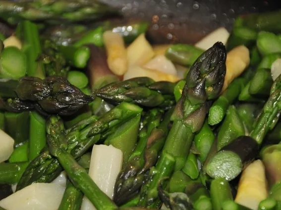 Spargelsalat tricolore, lauwarm - Rezept - Bild Nr. 4