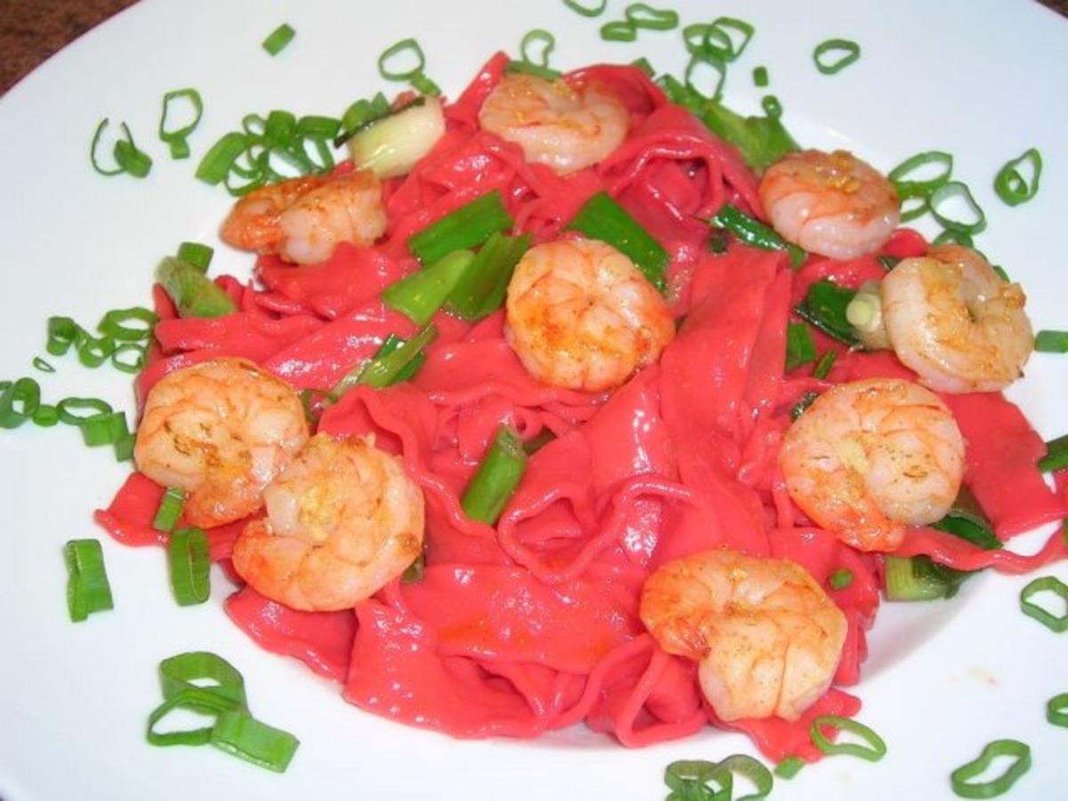 Rote-Beete-Pasta mit Scampi (schnelle, aber leckere Feierabendküche) - Rezept - Bild Nr. 2