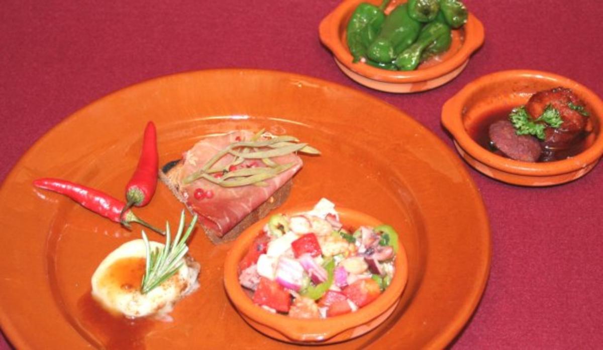 Chorizo al vino, Piementos padron, Salpicon de marisco, Pan amb Oli Serrano - Rezept