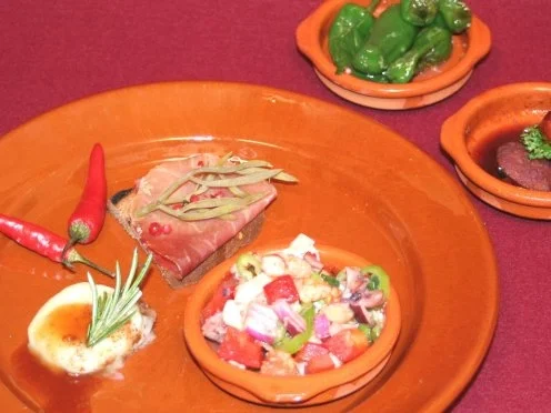 Chorizo al vino, Piementos padron, Salpicon de marisco, Pan amb Oli Serrano - Rezept