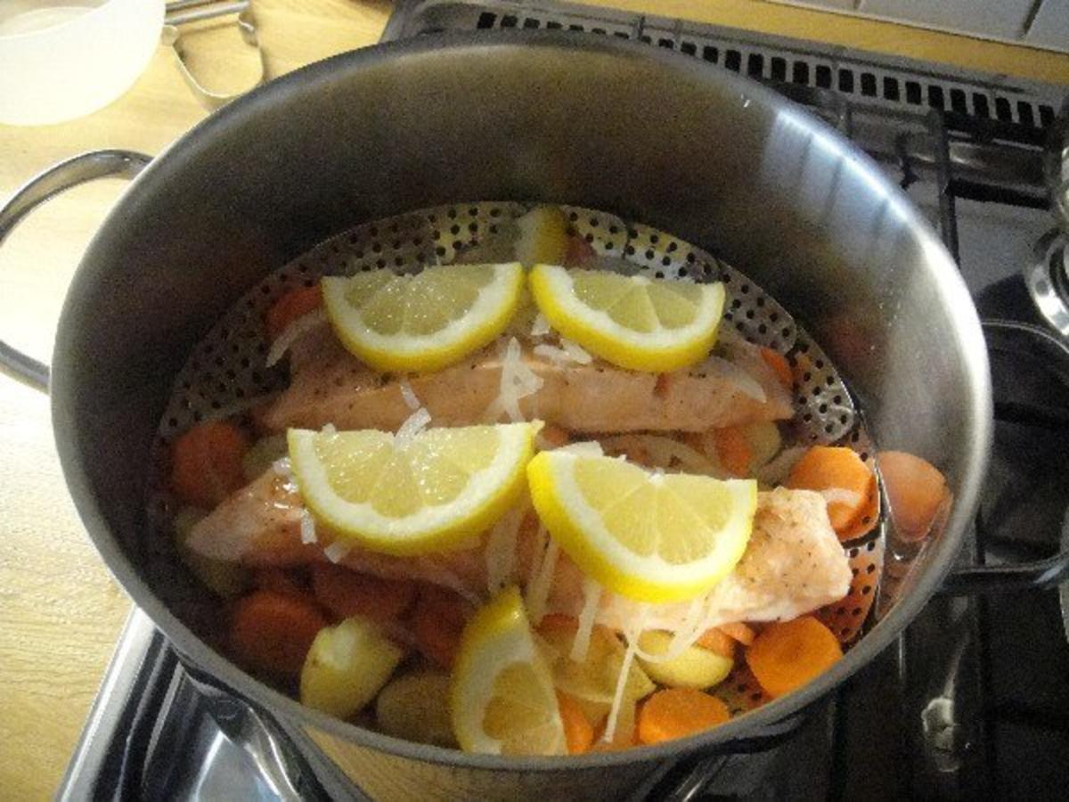 Gedünsteter Lachs auf Gemüsebeet - Rezept - kochbar.de