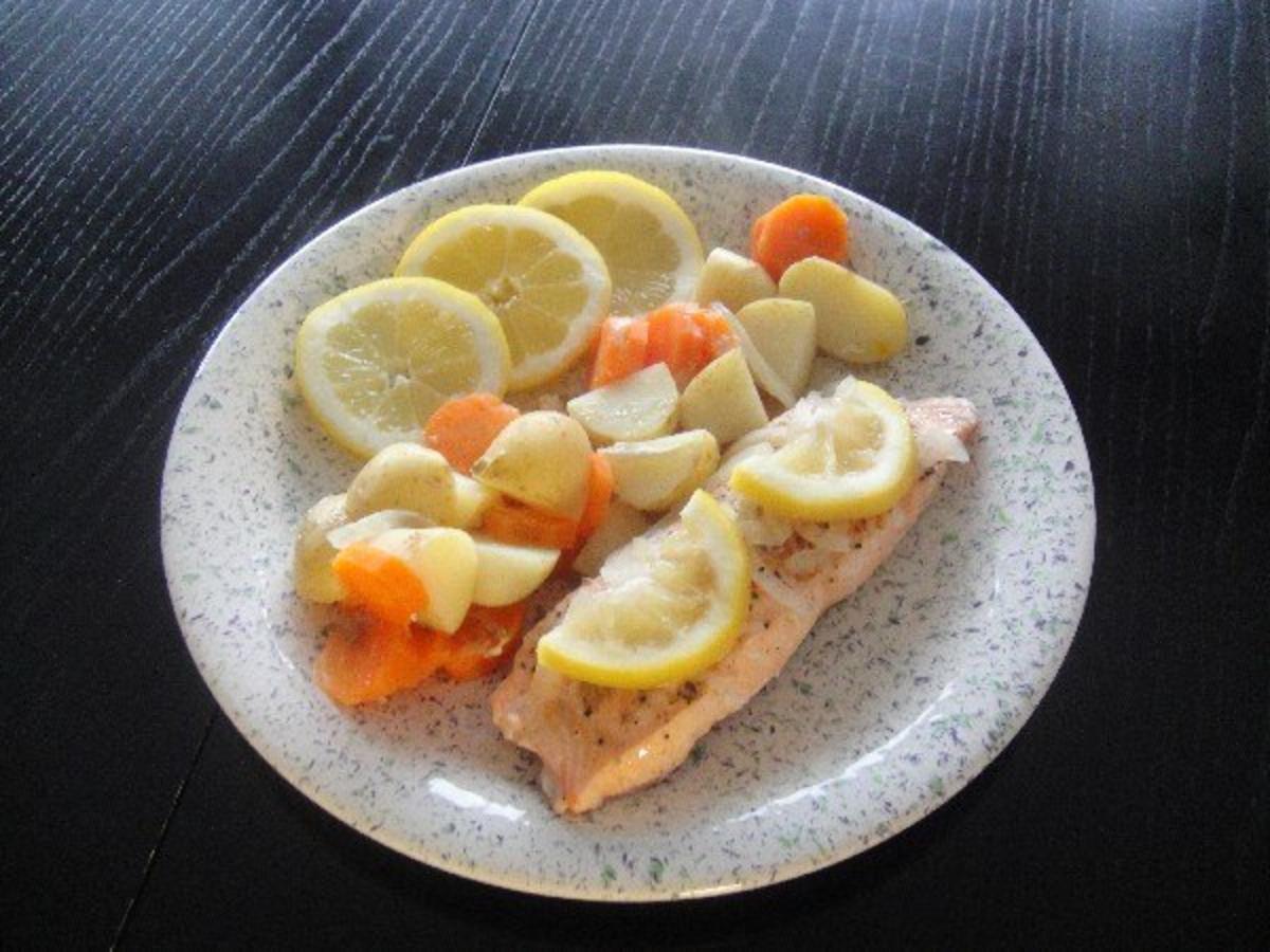 Gedünsteter Lachs auf Gemüsebeet - Rezept - kochbar.de