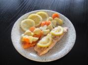 Gedünsteter Lachs auf Gemüsebeet - Rezept