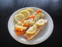 Gedünsteter Lachs auf Gemüsebeet - Rezept
