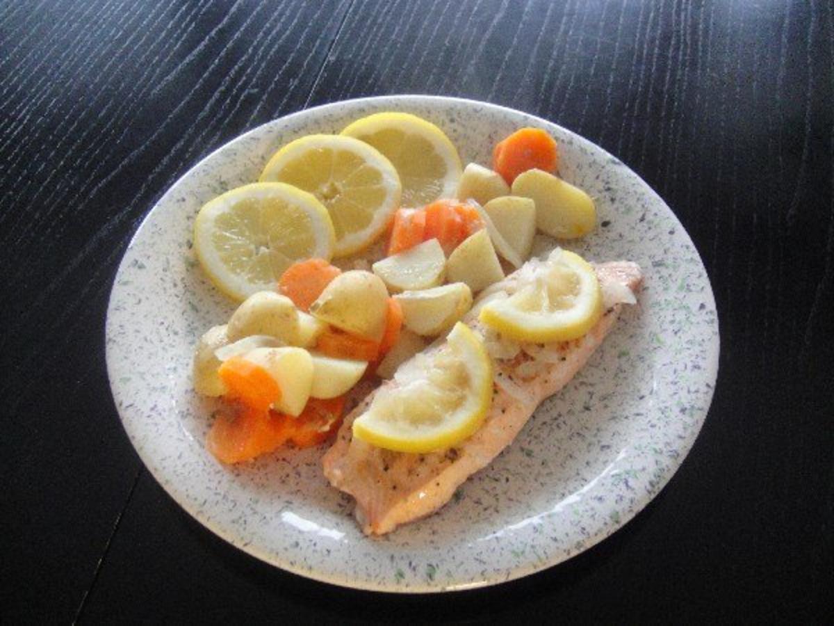 Bilder für Gedünsteter Lachs auf Gemüsebeet - Rezept