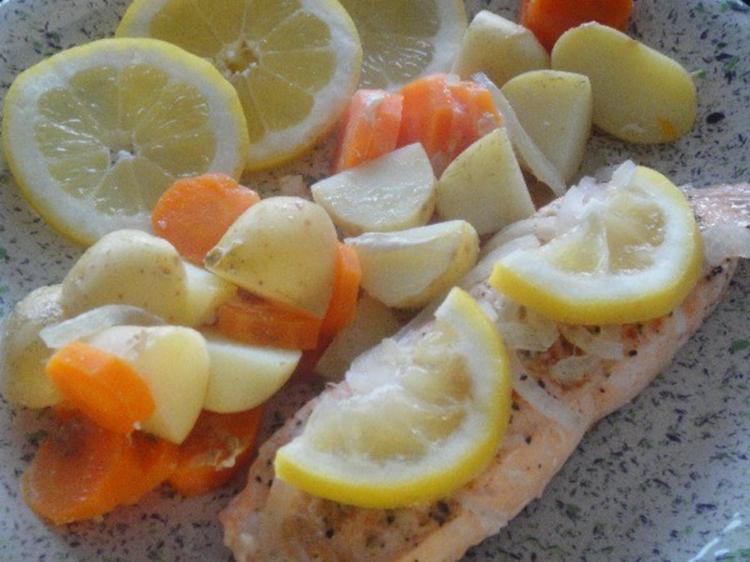 Gedünsteter Lachs auf Gemüsebeet einfach 52 kcal/100g