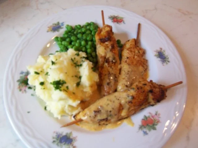 Schnelle Spieße mit Püree und Erbsen - Rezept