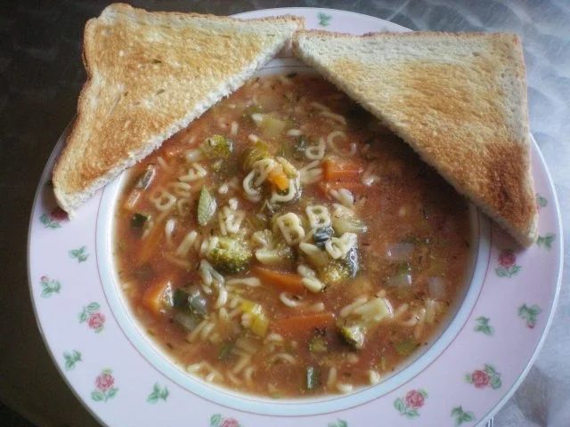 Leichte Minestrone mit feinen Nudeln - Rezept