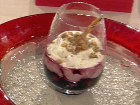 Joghurt-Sahnecrème mit Sauerkirschen und Krokant à la Zacherl - Rezept