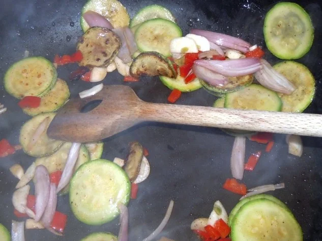 Kunterbunte Hackbällchenpfanne - Rezept - Bild Nr. 6