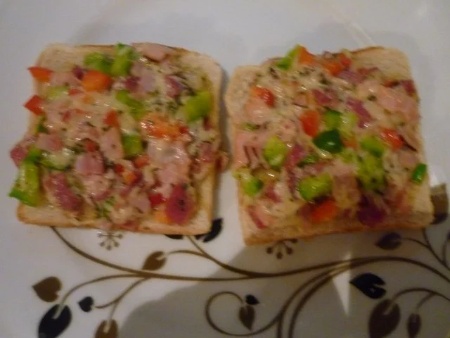 Rezept: Scharfer Schinken- Salami Toast Scharfer Schinken- Salami Toast - Rezept