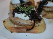 Röstbrot mit Schweinefilet und Ziegenkäse - Rezept