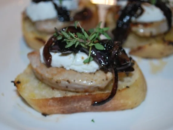 Rezept: Röstbrot mit Schweinefilet und Ziegenkäse Bild Nr. 3 Röstbrot mit Schweinefilet und Ziegenkäse - Rezept - Bild Nr. 3