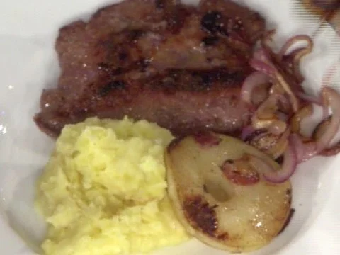 Rezept: Kalbsleber Berliner Art mit Kartoffel-Stampf (Dieter Moor) Kalbsleber Berliner Art mit Kartoffel-Stampf (Dieter Moor) - Rezept