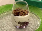 Joghurt-Sahnecrème mit Sauerkirschen und Krokant (Mickie Krause) - Rezept
