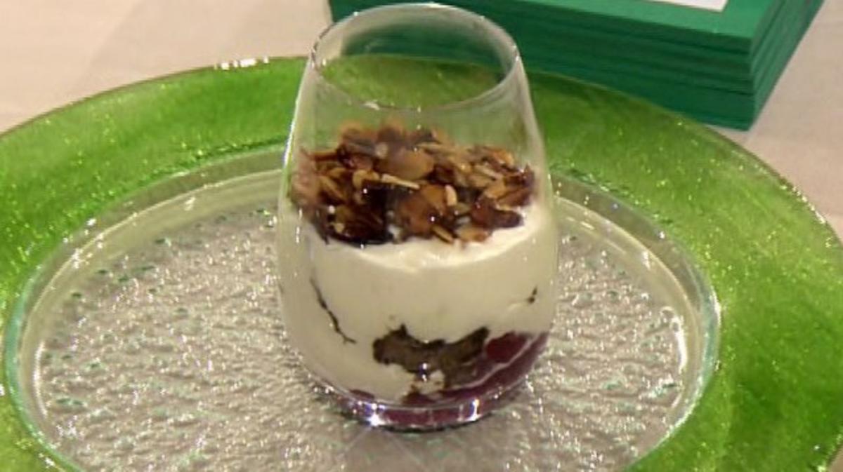 Joghurt-Sahnecrème mit Sauerkirschen und Krokant (Mickie Krause) -
Rezept By Promi Kocharena
