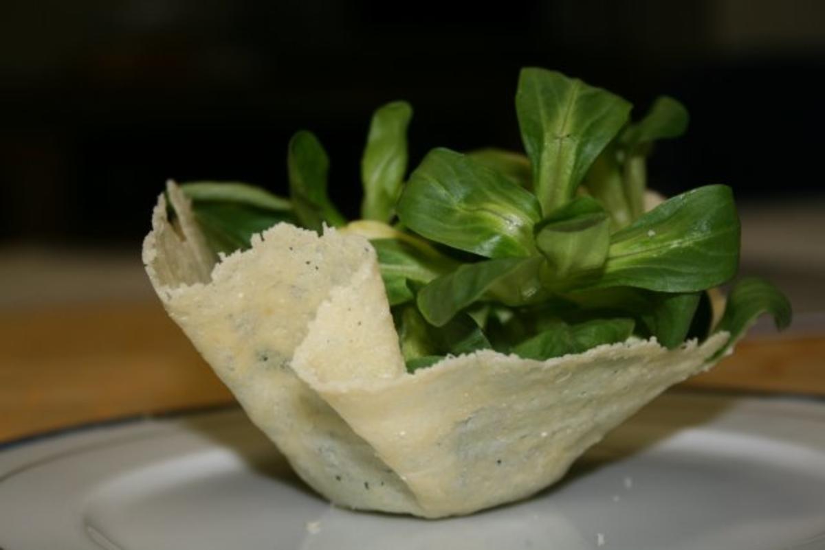 Salat im Parmesankörbchen - Rezept - Bild Nr. 2