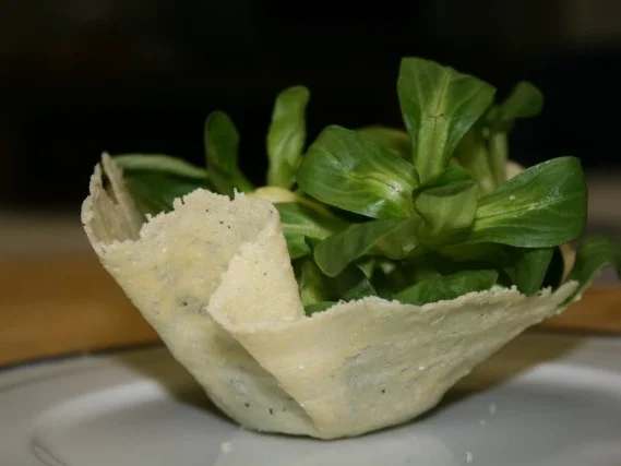 Salat im Parmesankörbchen - Rezept - Bild Nr. 2