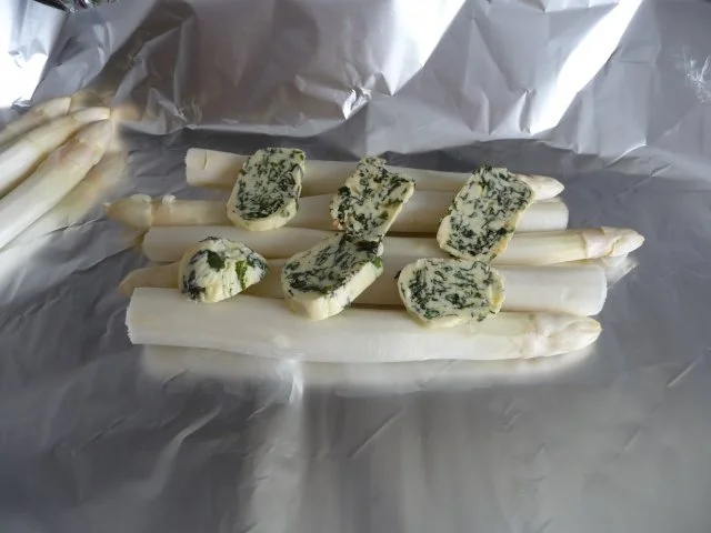 Grillen : Verpackte Forelle mit Spargel aus der Folie... - Rezept - Bild Nr. 2