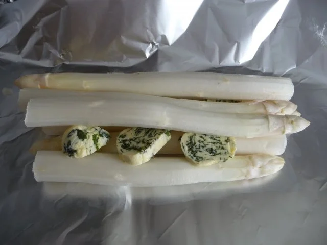 Grillen : Verpackte Forelle mit Spargel aus der Folie... - Rezept - Bild Nr. 3