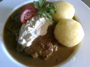 Zwiebelrostbraten mit Gurkerlragout - Rezept