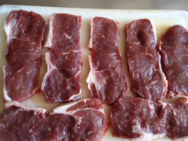 Zwiebelrostbraten mit Gurkerlragout - Rezept - Bild Nr. 2