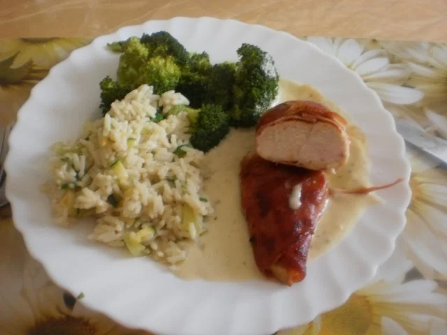 Hähnchenbrust in Speckmantel ~ Gemüsereis ~ Kräuterkäsesauce - Rezept