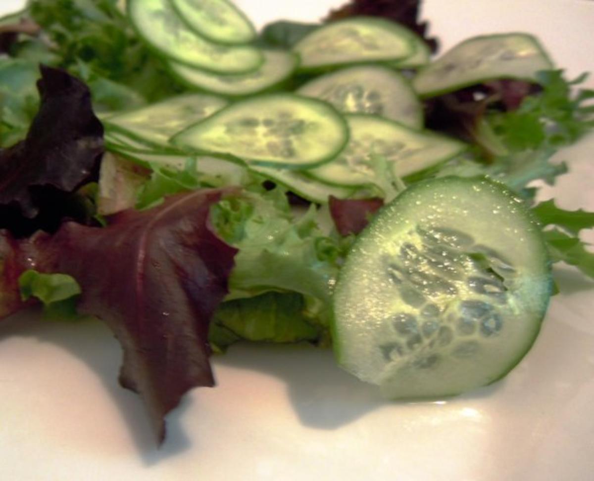 Salat mit scharfen Hähnchenspießen und Erdbeerdressing - Rezept - Bild Nr. 2