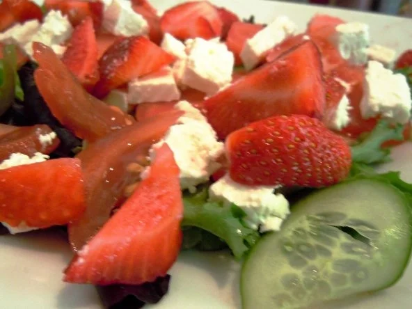 Rezept: Salat mit scharfen Hähnchenspießen und Erdbeerdressing Bild Nr. 3 Salat mit scharfen Hähnchenspießen und Erdbeerdressing - Rezept - Bild Nr. 3