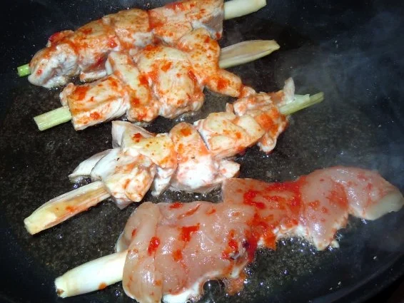 Rezept: Salat mit scharfen Hähnchenspießen und Erdbeerdressing Bild Nr. 8 Salat mit scharfen Hähnchenspießen und Erdbeerdressing - Rezept - Bild Nr. 8