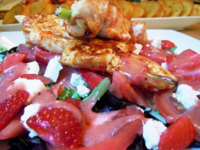 Salat mit scharfen Hähnchenspießen und Erdbeerdressing - Rezept