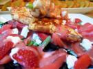 Salat mit scharfen Hähnchenspießen und Erdbeerdressing - Rezept
