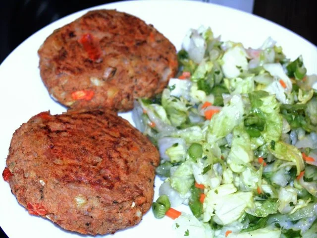 Rezept: MEINE THUNFISCHFRIKADELLEN AN EISBERGSALAT MEINE THUNFISCHFRIKADELLEN AN EISBERGSALAT - Rezept